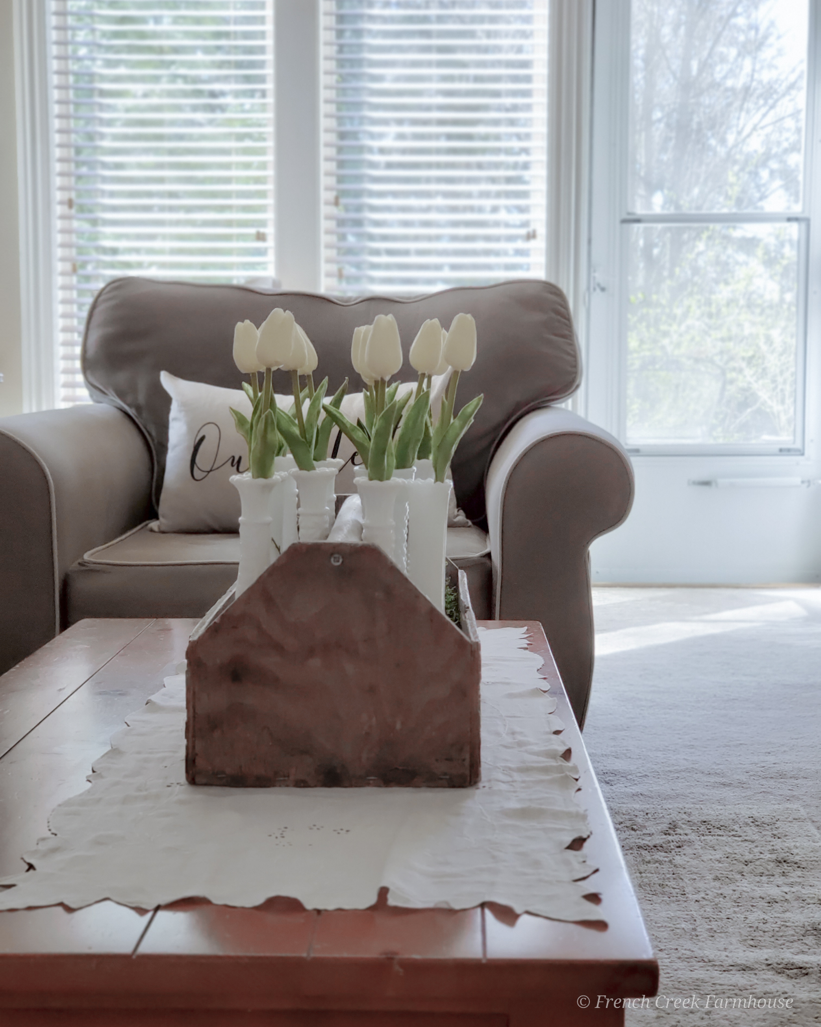 Modern farmhouse spring living room with white tulips