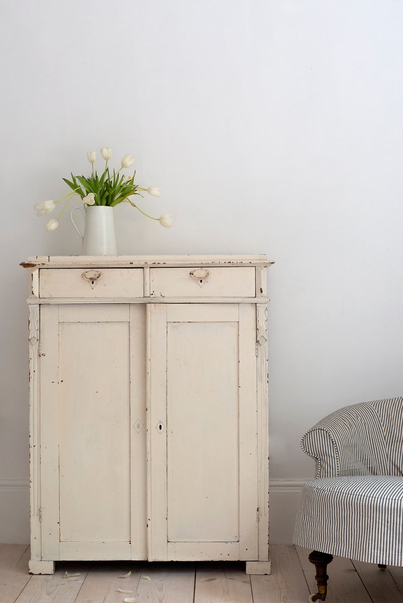 25 of the most beautiful pieces of farmhouse and vintage decor for your woods and whites design aesthetic