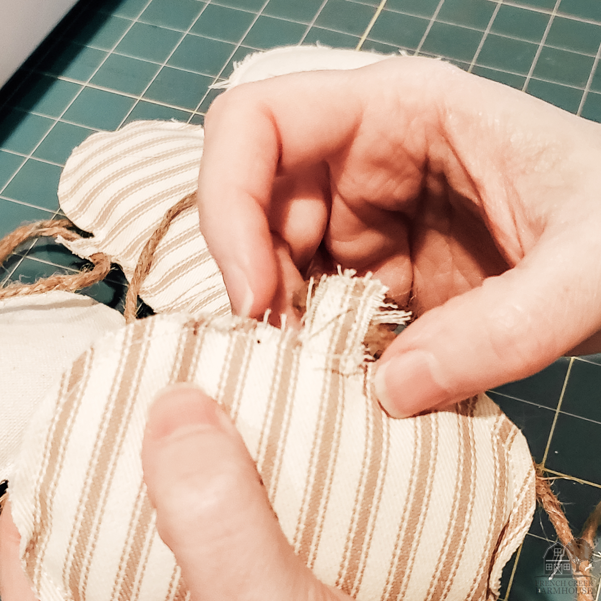 Fraying the edges of fabric