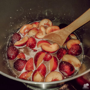 Cooking plum preserves